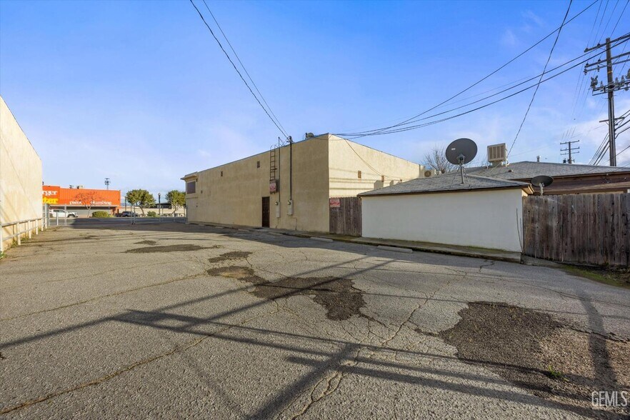 More Photos Of 1601 N Chester Ave, Bakersfield Flex For Sale