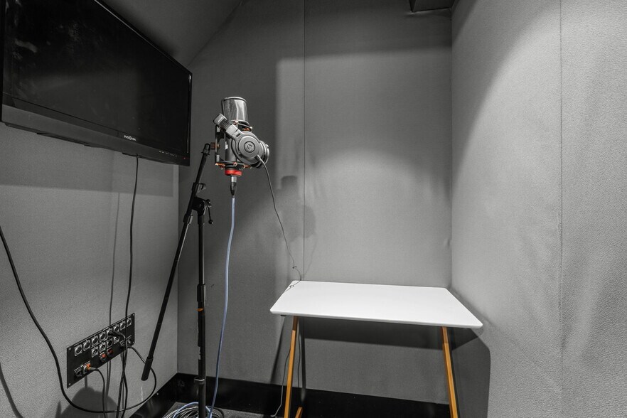 More Photos Of 5739 Tujunga Ave, North Hollywood Movie Radio TVStudio For Sale