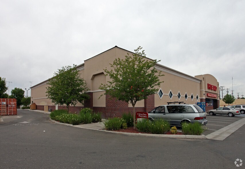 More Photos Of 500 Main St, Livingston Drugstore For Lease