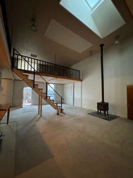 More Photos Of 119 W 2nd St, Taylor Showroom For Lease