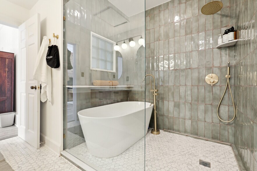 More Photos Of 4 Depot st, Elgin Hotel For Sale