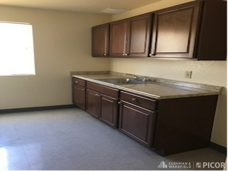 More Photos Of 772 W Frontage Rd, Nogales Warehouse For Lease