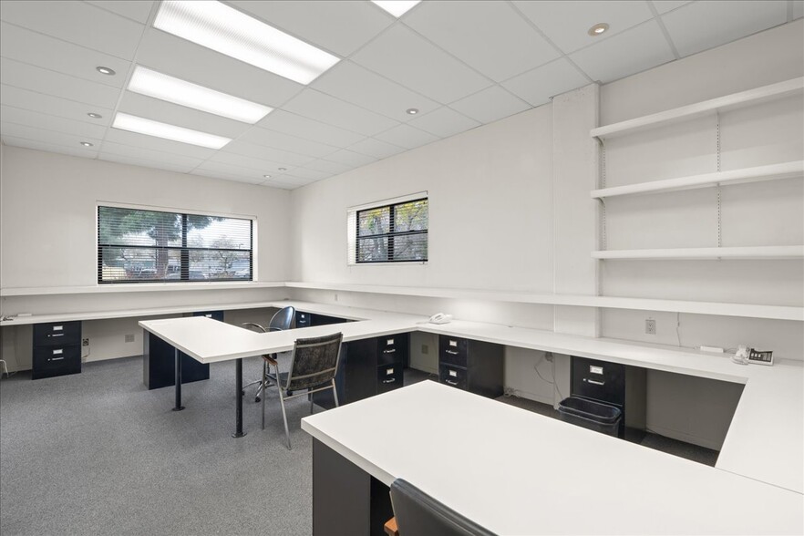 More Photos Of 4075 Transport St, Palo Alto Service For Lease