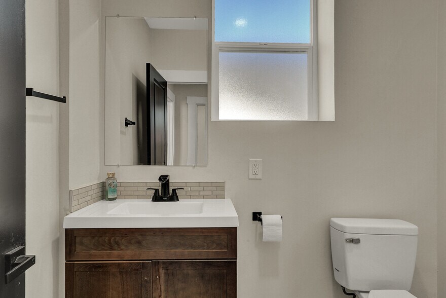 More Photos Of 1710 Montana Ave, El Paso Office For Sale