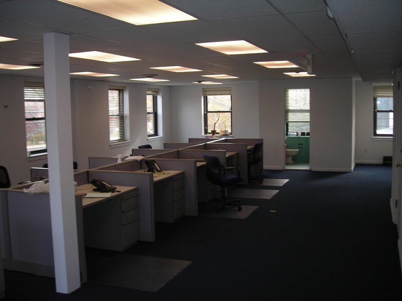 More Photos Of 22 Lawrence Ave, Smithtown Office For Lease