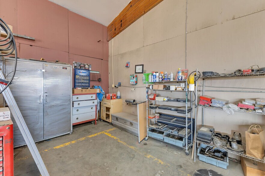 More Photos Of 81500 Industrial Pl, Indio Warehouse For Sale