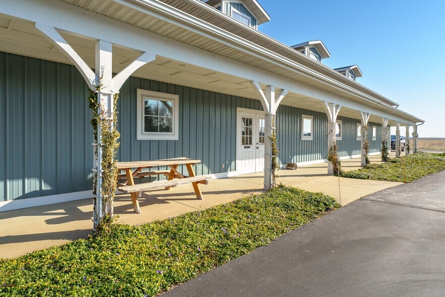 More Photos Of 8700 N 32nd St, Richland General Retail For Lease