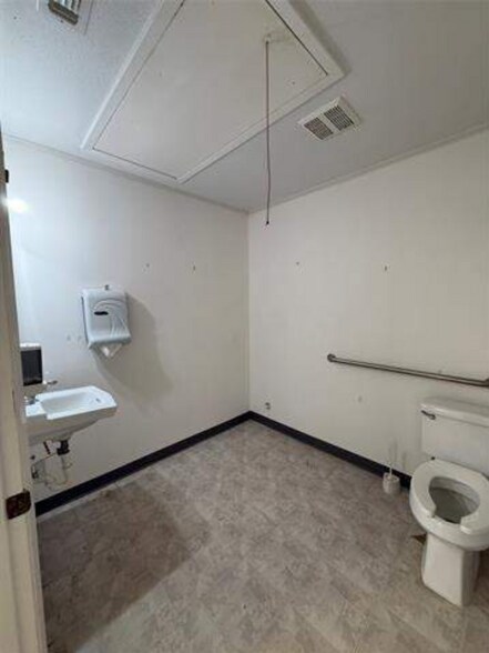 More Photos Of 101 E 3rd St, Burkburnett Office For Sale