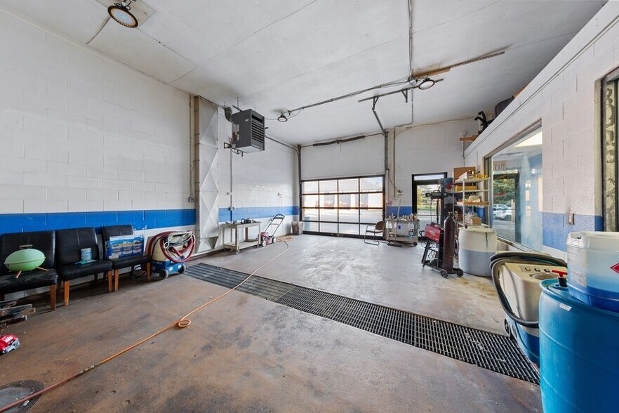 More Photos Of 18 W Merchants Dr, Montgomery Auto Repair For Sale