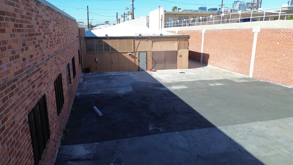 More Photos Of 1728 Maple Ave, Los Angeles Warehouse For Lease