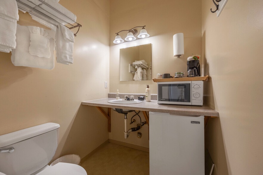 More Photos Of 210 Hartman Ave, Maupin Hotel For Sale