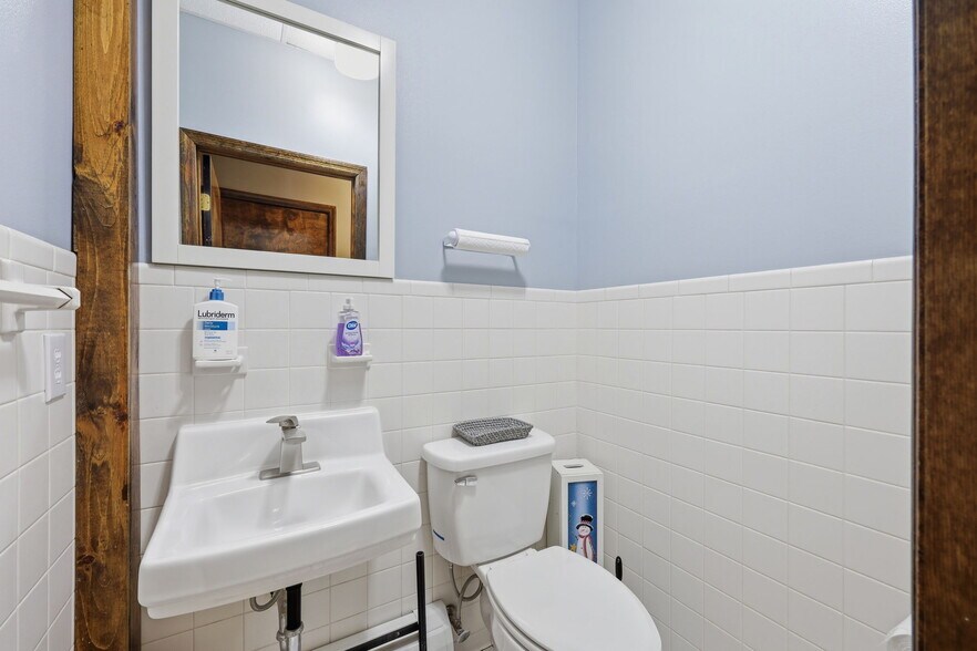 More Photos Of 1 N Roberts Rd, Highland Office For Sale