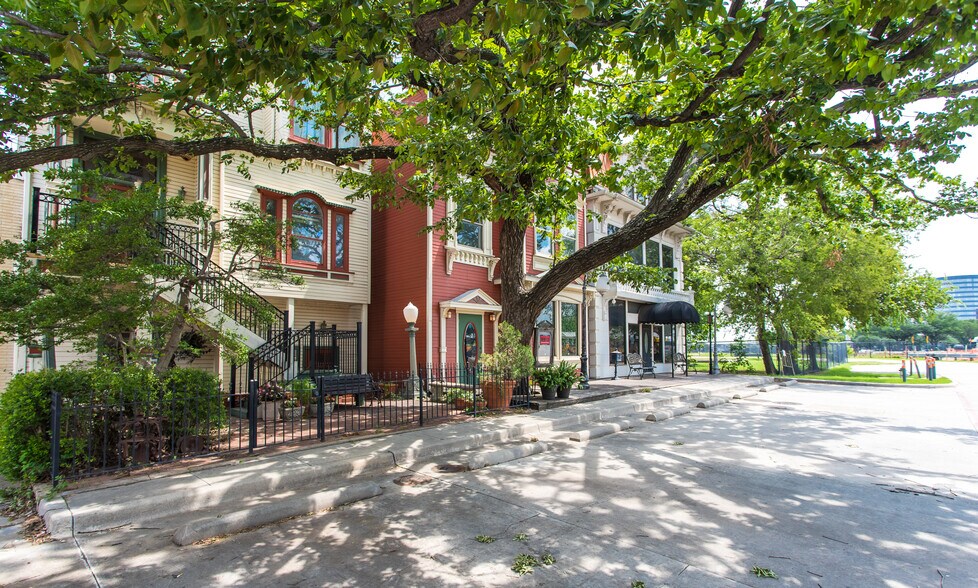 More Photos Of 4821 Broadway St, Addison Office For Sale