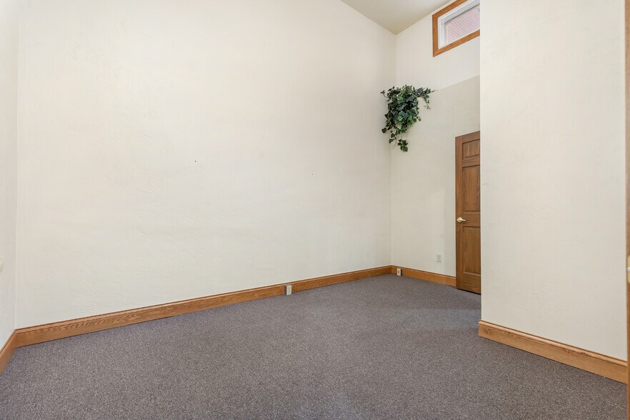 More Photos Of 111 W North Water St, New London Office For Lease