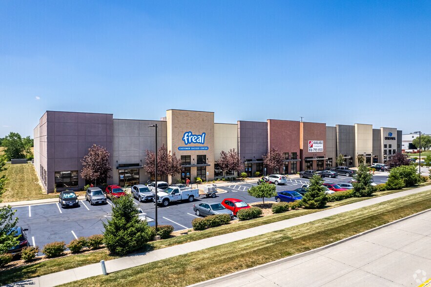 More Photos Of 2884-2900 NE Independence Ave, Lee's Summit Showroom For Lease