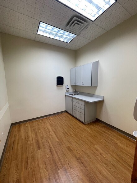 More Photos Of 4861 W 95th St, Oak Lawn Medical For Lease