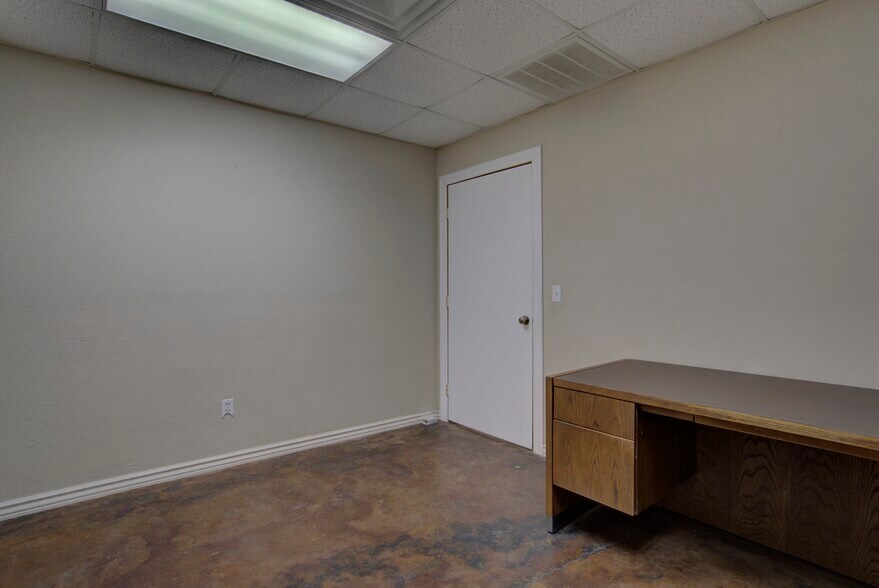 More Photos Of 2830 NW 32nd St, Newcastle Office For Sale