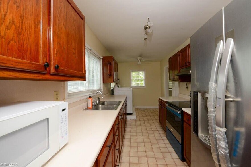 More Photos Of 2340 W English Rd, High Point Office For Sale