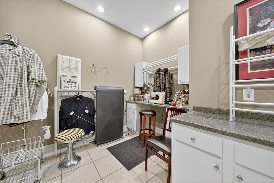 More Photos Of 109 7th Ave E, Springfield Flex For Sale