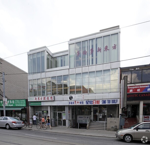 Primary Photo Of 411-417 Dundas St W, Toronto Storefront Retail Office For Lease