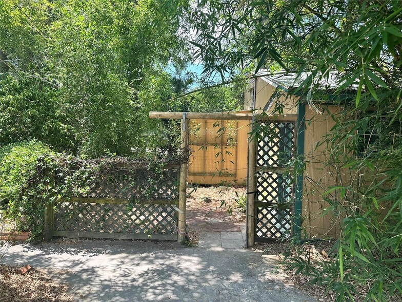 More Photos Of 919 NW 23rd Ave, Gainesville Office Residential For Sale