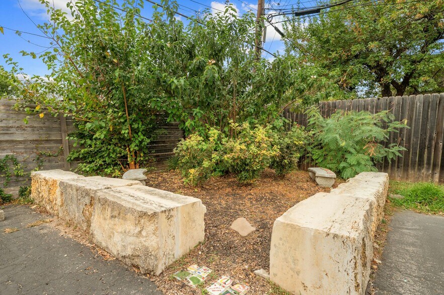 More Photos Of 2413-2415 Greenlawn Pky, Austin Office For Sale