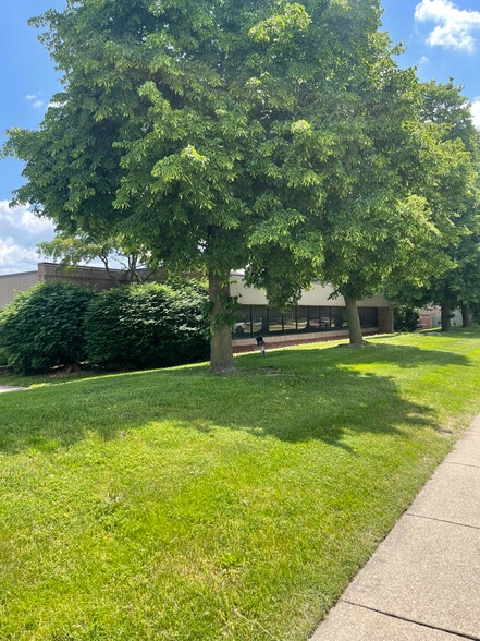 More Photos Of 42700 Schoenherr Rd, Sterling Heights Medical For Lease