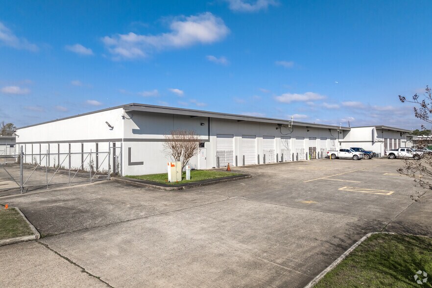 More Photos Of 15925 Morales Rd, Houston Unknown For Lease