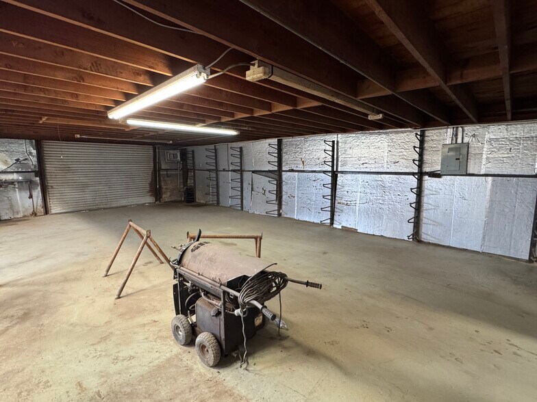 More Photos Of 223 Pine St, Kermit Warehouse For Lease