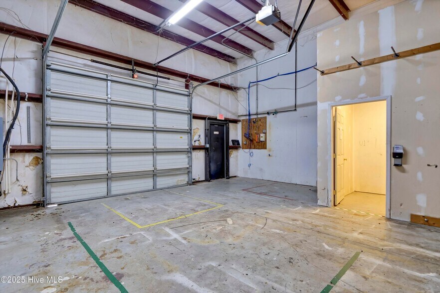 More Photos Of 2105 Capital Dr, Wilmington Warehouse For Lease
