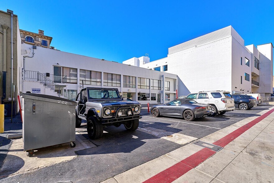 More Photos Of 220-228 N Canon Dr, Beverly Hills Loft Creative Space For Lease