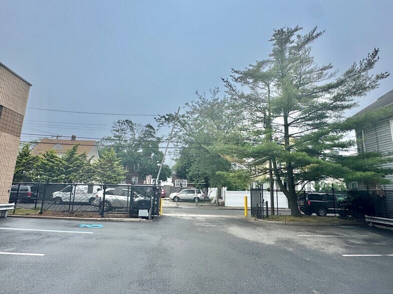 More Photos Of 130 Sheridan Blvd, Inwood Warehouse For Lease