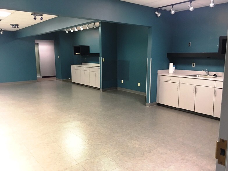 More Photos Of 1 Bronze Pointe Blvd, Swansea Office For Lease