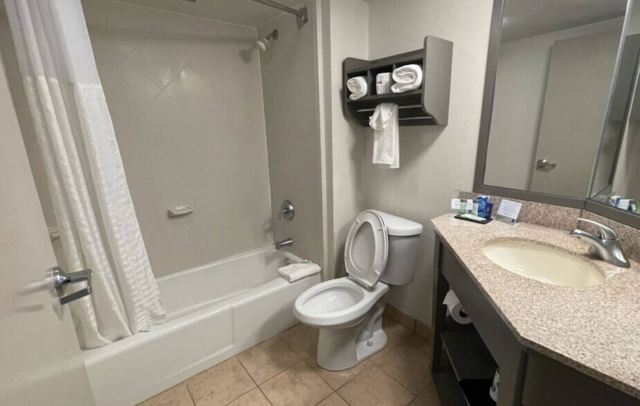 More Photos Of 2311 N Shadeland Ave, Indianapolis Hotel For Sale