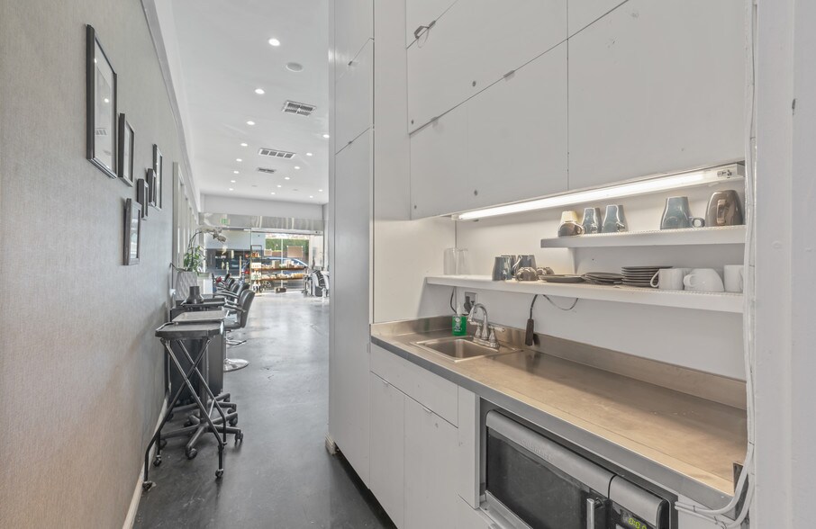 More Photos Of 201-205 S Robertson Blvd, Beverly Hills Storefront For Lease