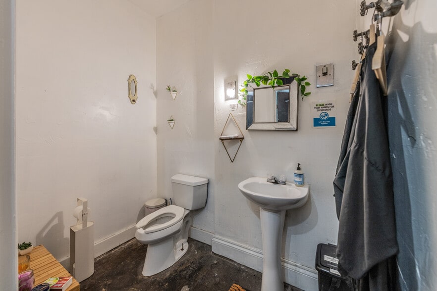 More Photos Of 250 W Olmos Dr, San Antonio Storefront Retail Office For Lease