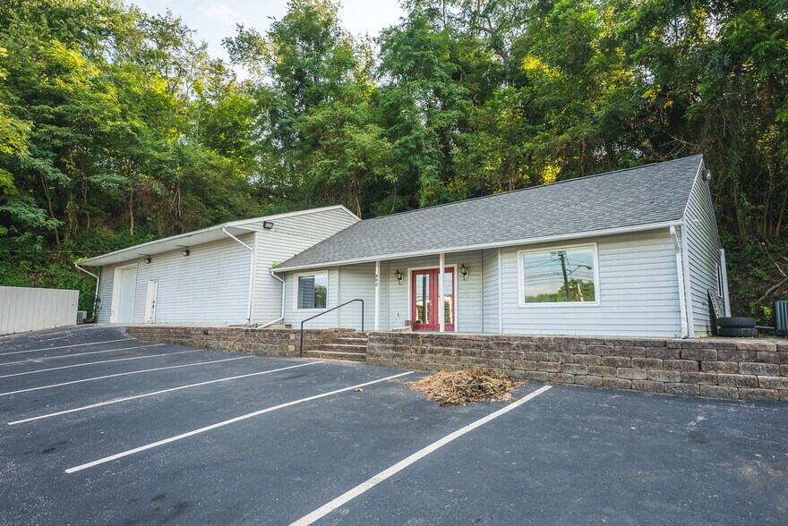 Primary Photo Of 690 N Franklin St, Christiansburg Office For Sale