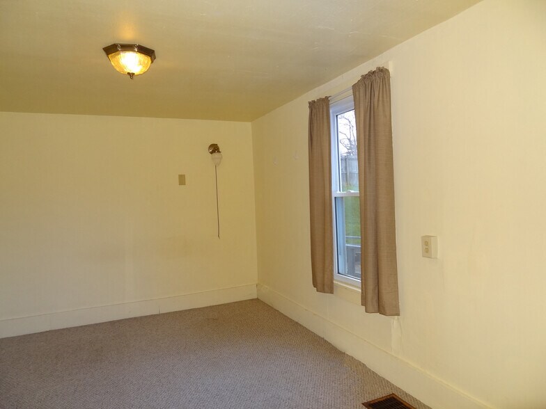 More Photos Of 93 Maple Ave, Morgantown Office For Sale