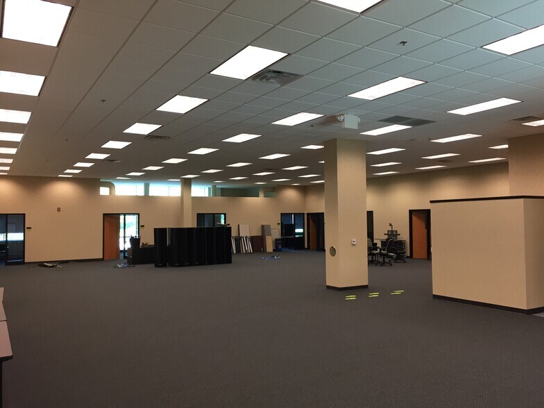More Photos Of 13100 W Lisbon Rd, Brookfield Showroom For Lease