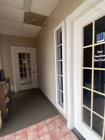 More Photos Of 2670 Highway 35 Byp S, Alvin Office For Lease