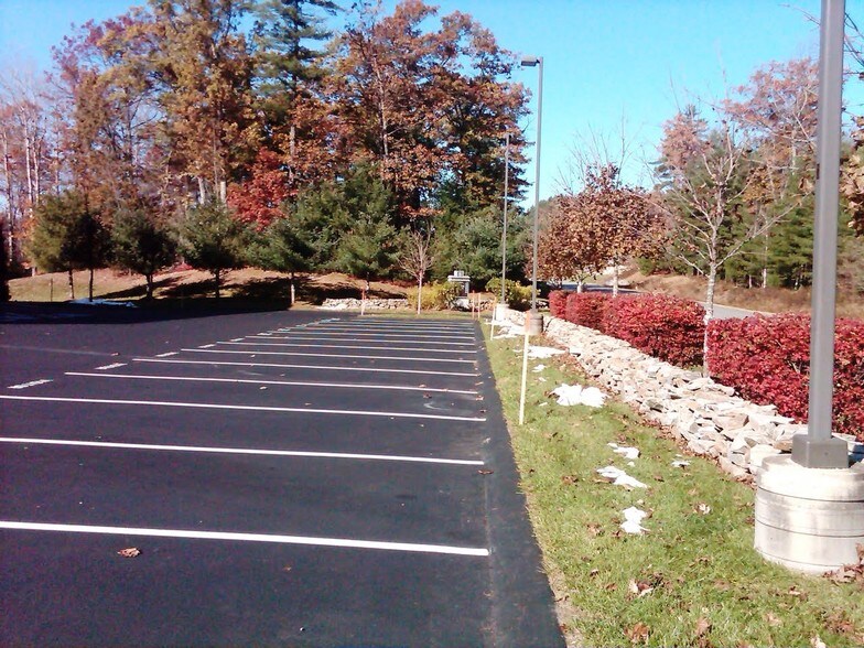 More Photos Of 15 Dartmouth Dr, Auburn Office For Lease