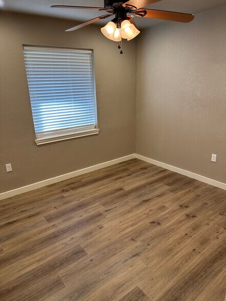 More Photos Of 4024 Main St, Durant Storefront Retail Office For Lease