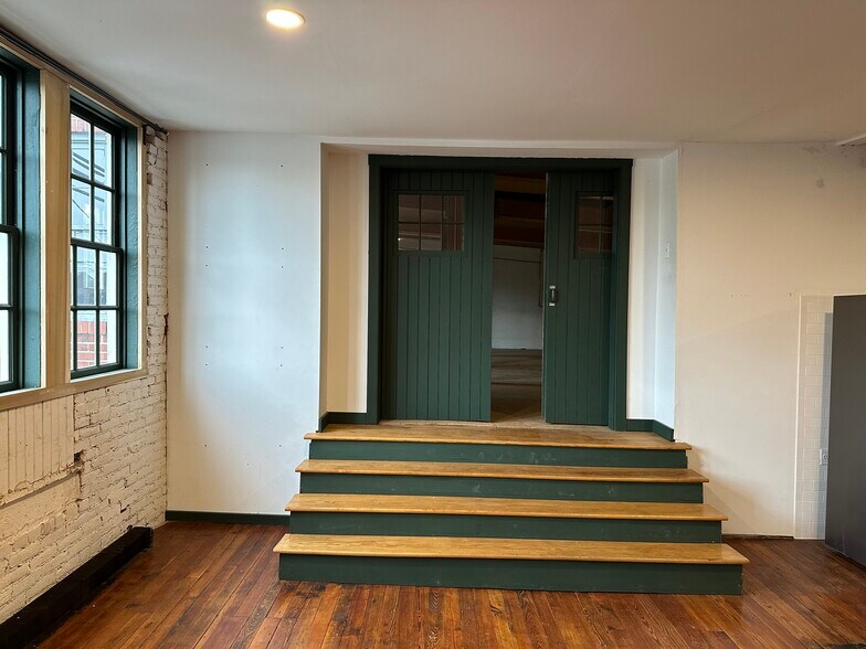 More Photos Of 55 N Cedar St, Lititz Showroom For Lease