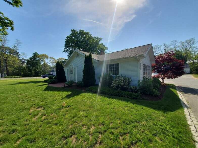 More Photos Of 927-935 MA-6A, Yarmouth Port Office For Sale