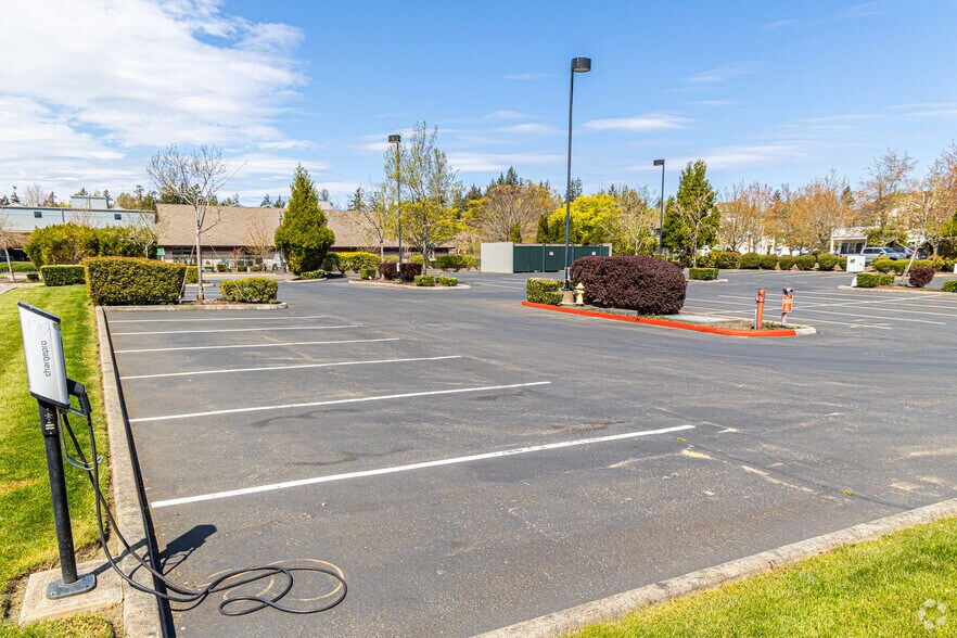 More Photos Of 975 Ross Ave, Dupont General Retail For Lease