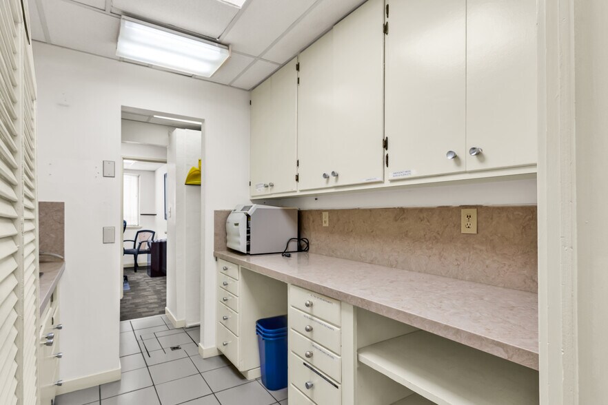 More Photos Of 7930 MacArthur Blvd, Oakland Medical For Sale