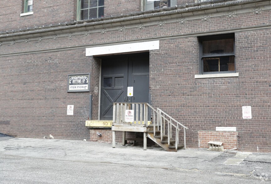 More Photos Of 1300 W 13th St, Kansas City Warehouse For Lease
