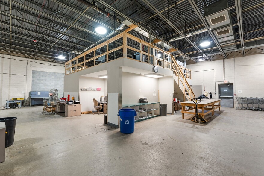 More Photos Of 1111 Glendale Blvd, Valparaiso Freestanding For Lease