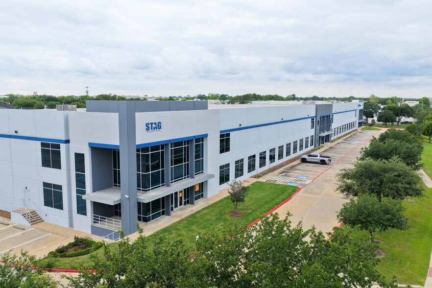 Primary Photo Of 10401 S Sam Houston Pky W, Houston Distribution For Lease