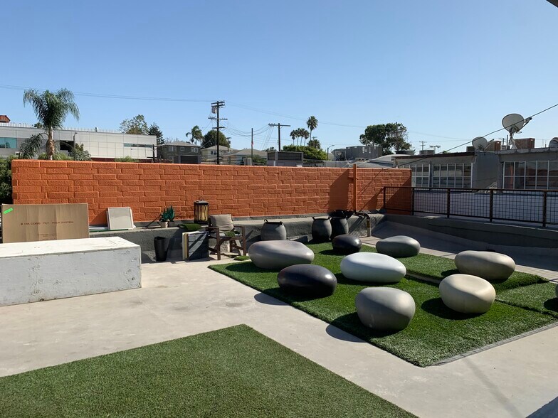 More Photos Of 210-226 Main St, Venice Storefront Retail Office For Lease